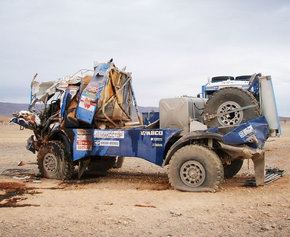 Российский КАМАЗ после аварии на 'Дакар 2007'
